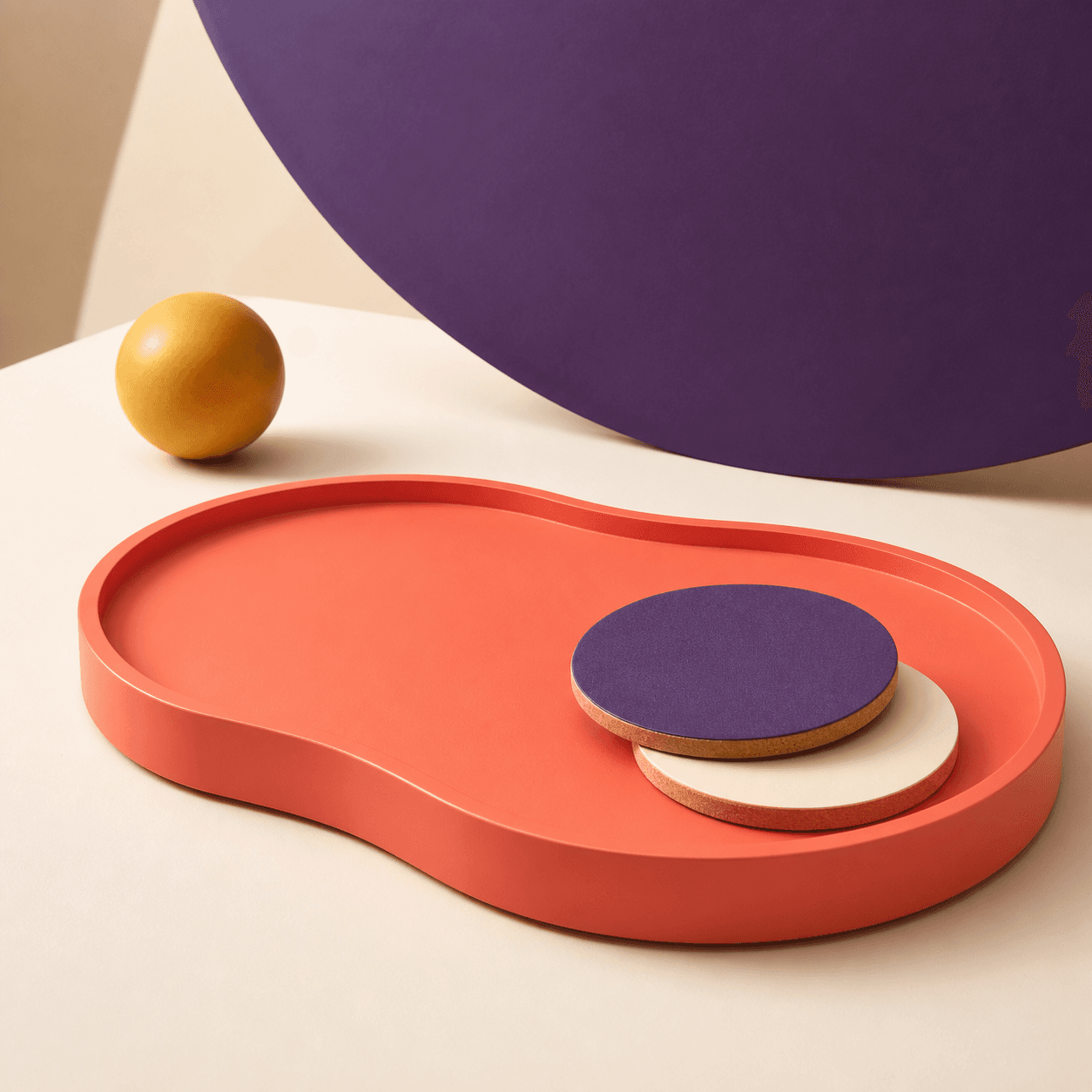 Bandeja ilustrativa coral com porta-copos violeta e creme